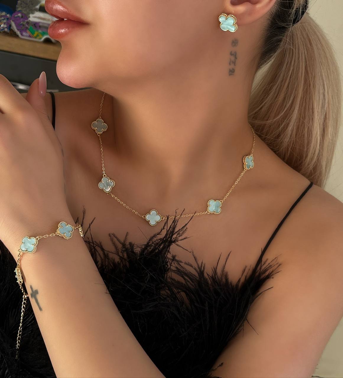 دستبند ونکلیف سفید و طلایی