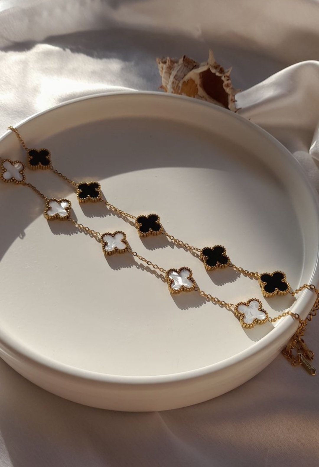 دستبند ونکلیف طلایی و مشکی