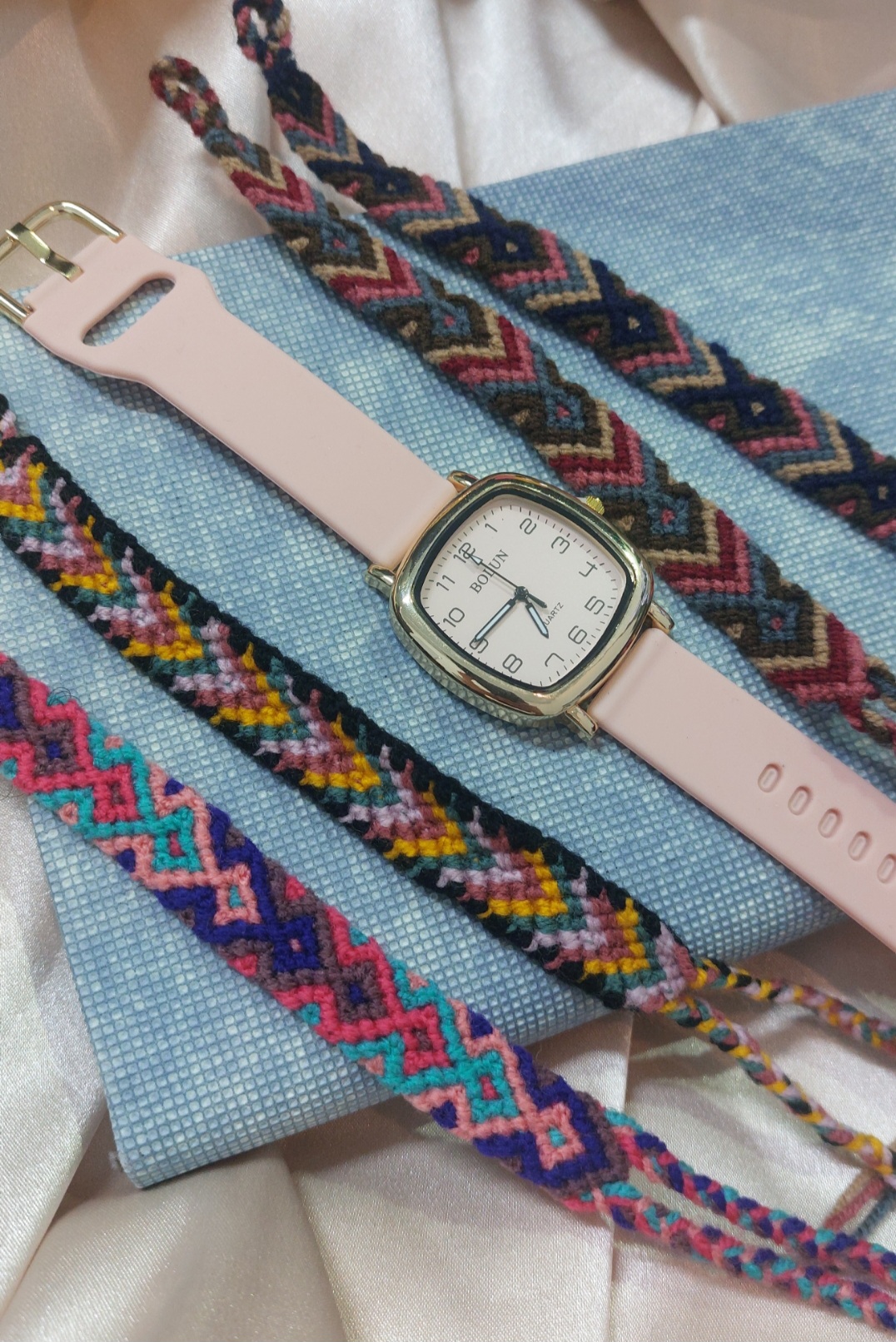 ساعت بولون صورتی طرح اپل و دستبند بافت